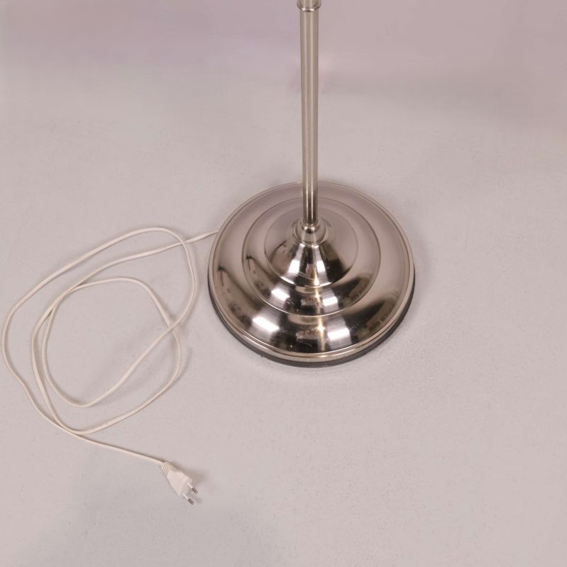 Lampfot i blank metall med sladd synlig