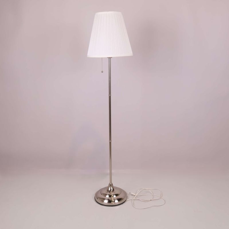 Golvlampa i helbild med vit skärm och blank fot