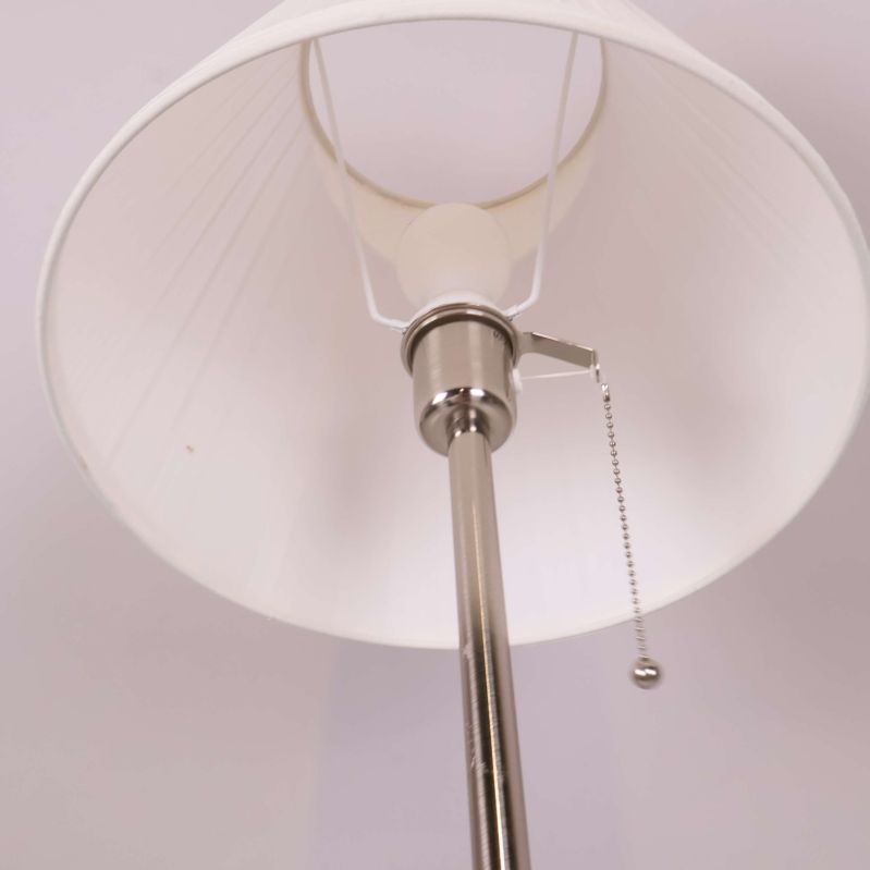 Insidan av lampskärm och av- och påkedja