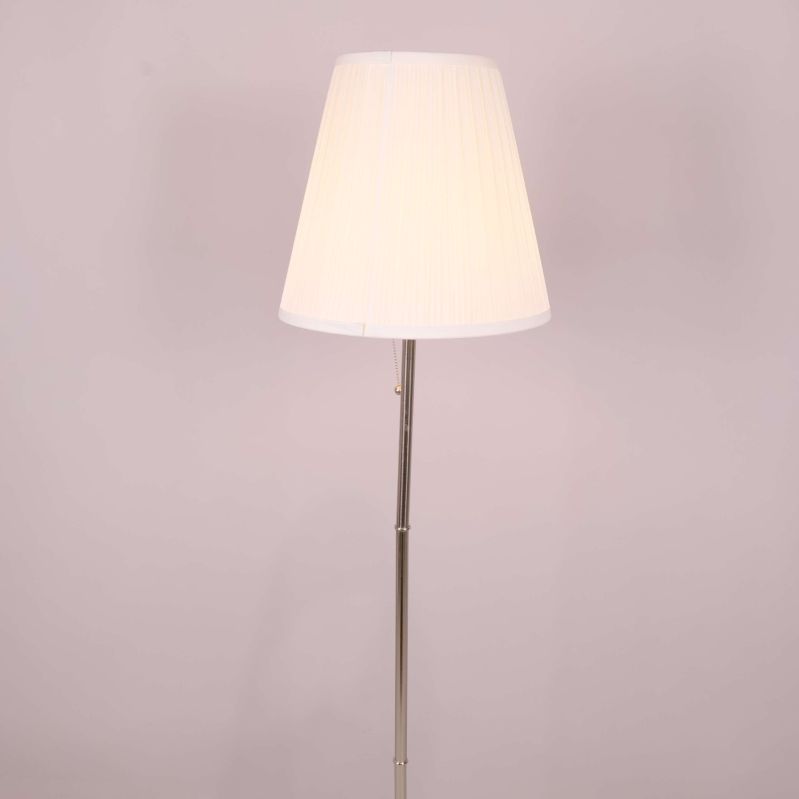 Lampa med tänd skärm som ger mjukt ljus