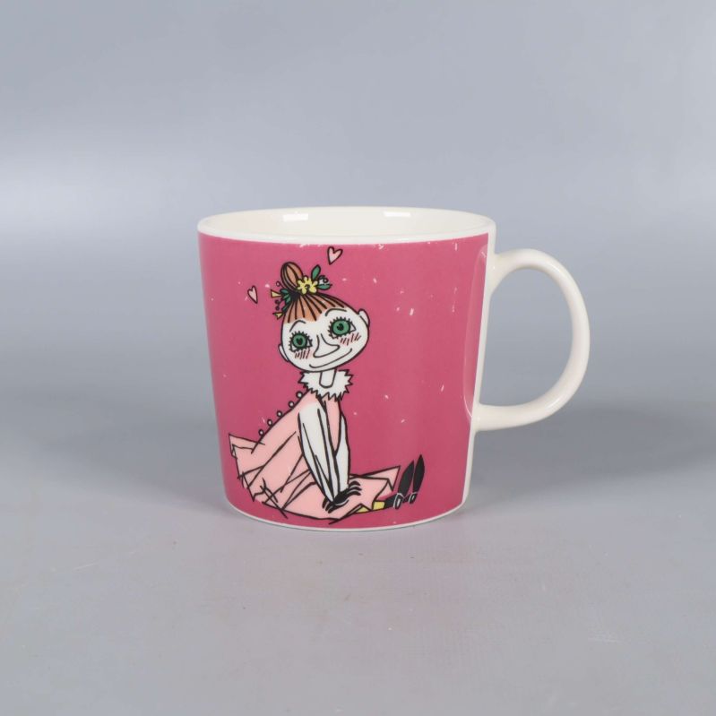 Närbild på muminmugg med sittande figur i rosa