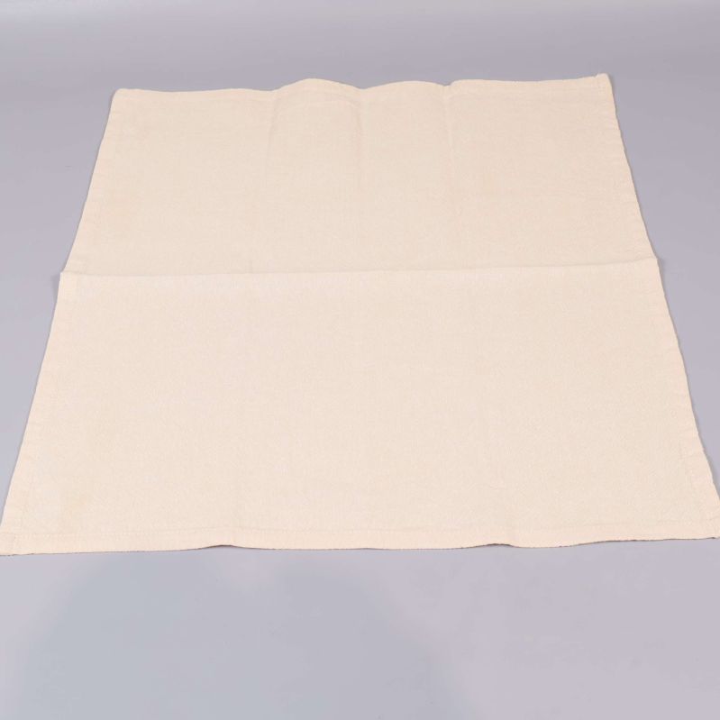 En utvikt beige tygservett syns ovanifrån