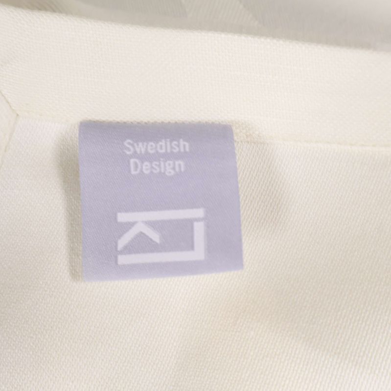 Etikett med svensk design på bordstablett