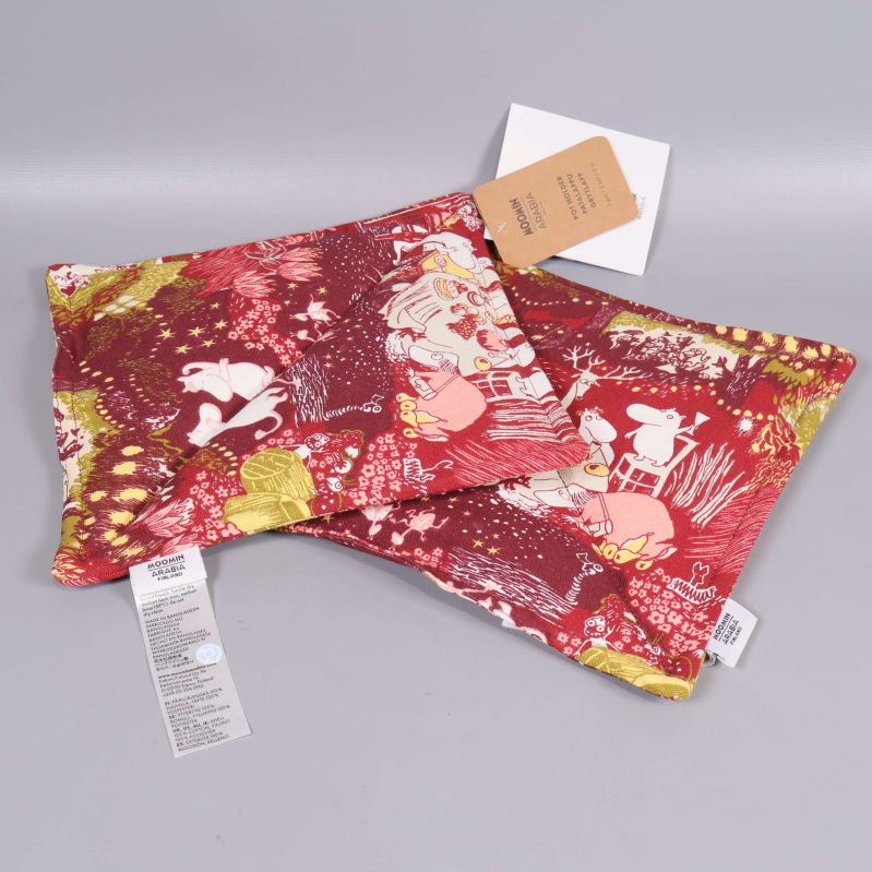 Två röda Mumingrytlappar lagda omlott med etikett synlig