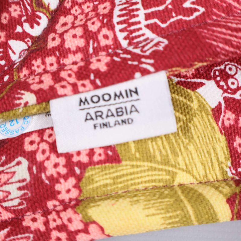 Tygetikett med text Moomin Arabia Finland