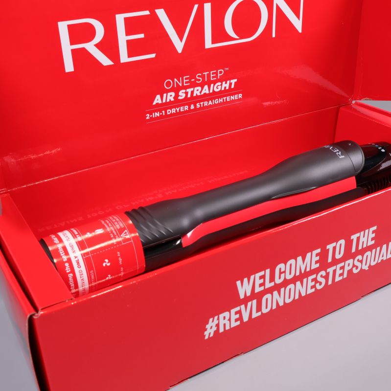 Närbild av Revlon One-Step Air Straight i röd kartong