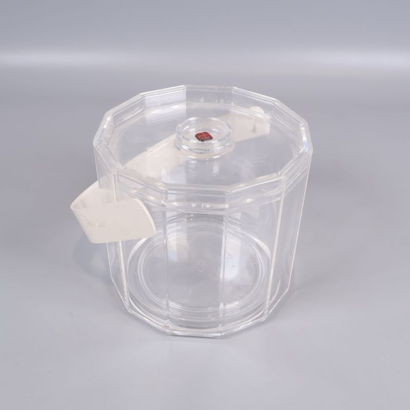 Transparent iskink med vitt handtag och lock
