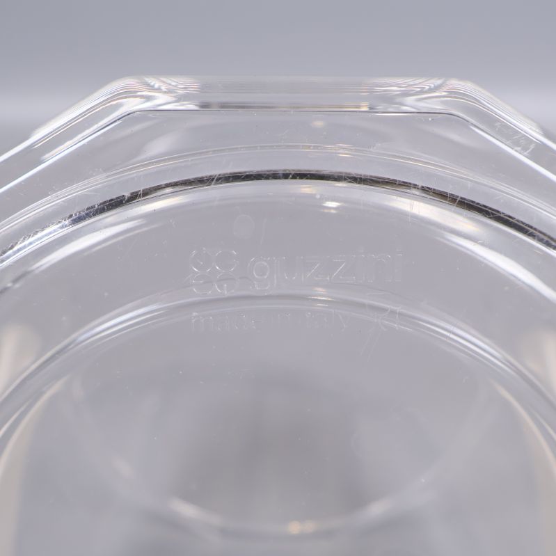 Närbild på grå text graverad i iskinkens plastmaterial