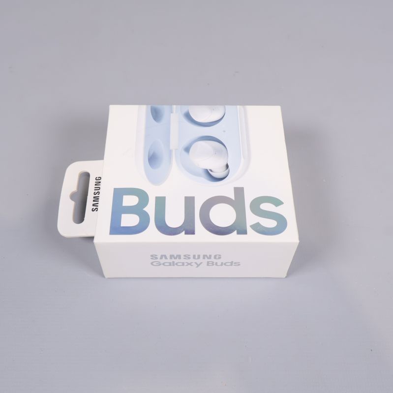 Framsidan av Samsung Galaxy Buds förpackning i vitt och blått