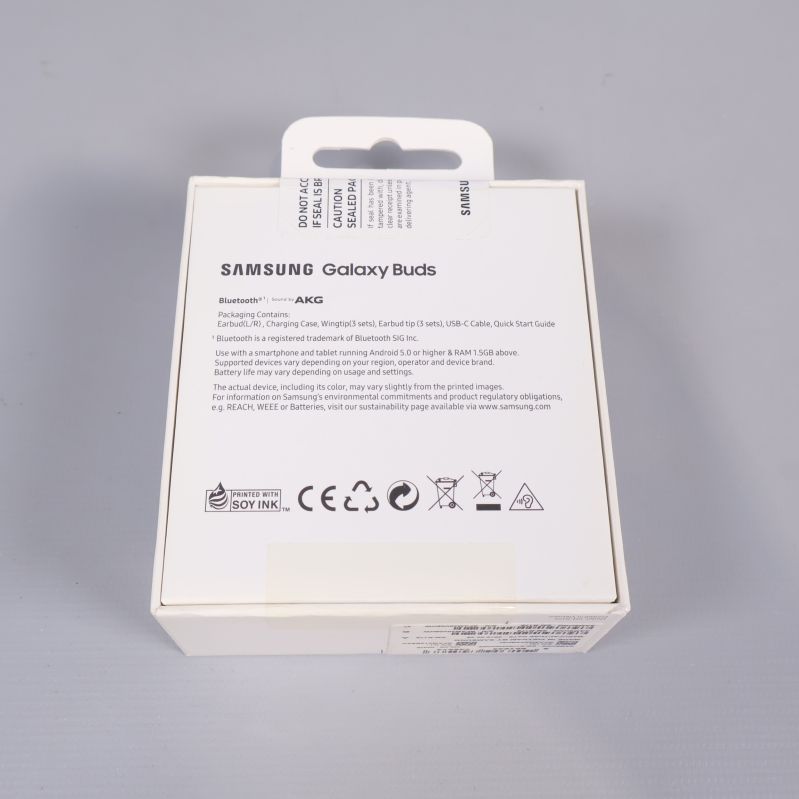 Baksidan av Samsung Galaxy Buds förpackning med specifikationer