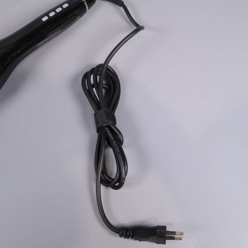 Närbild på locktångens elsladd och stickkontakt