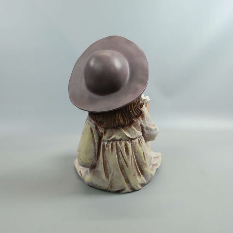 Baksida av sittande flicka med vid hatt