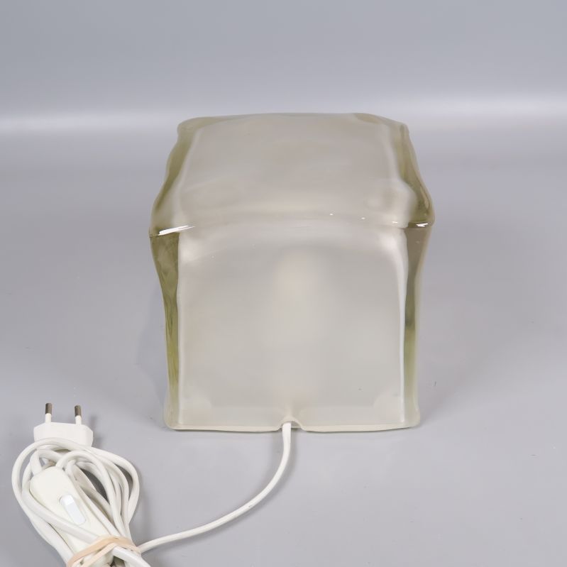 Lampa i frostat glas fotograferad bakifrån med kabel