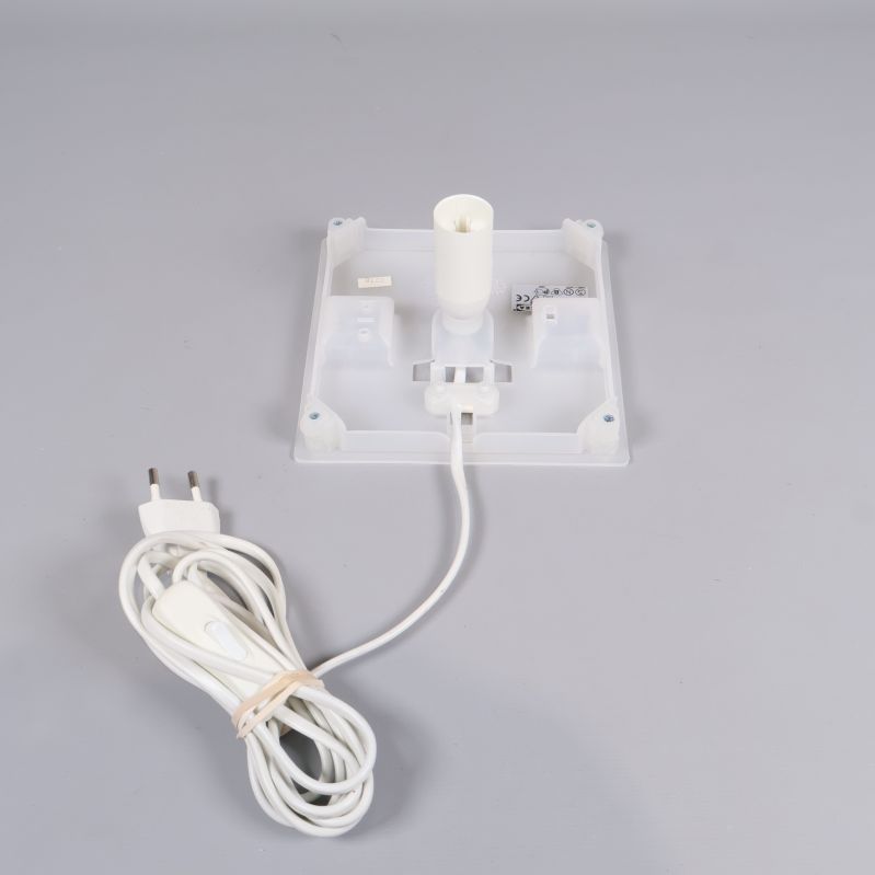 Lampans bottenplatta i plast med sockel och kabel