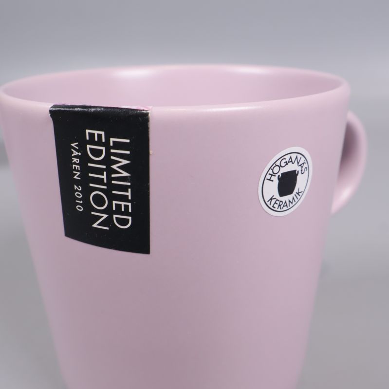 Mugg i lila med etiketter Limited Edition och Höganäs Keramik-logga