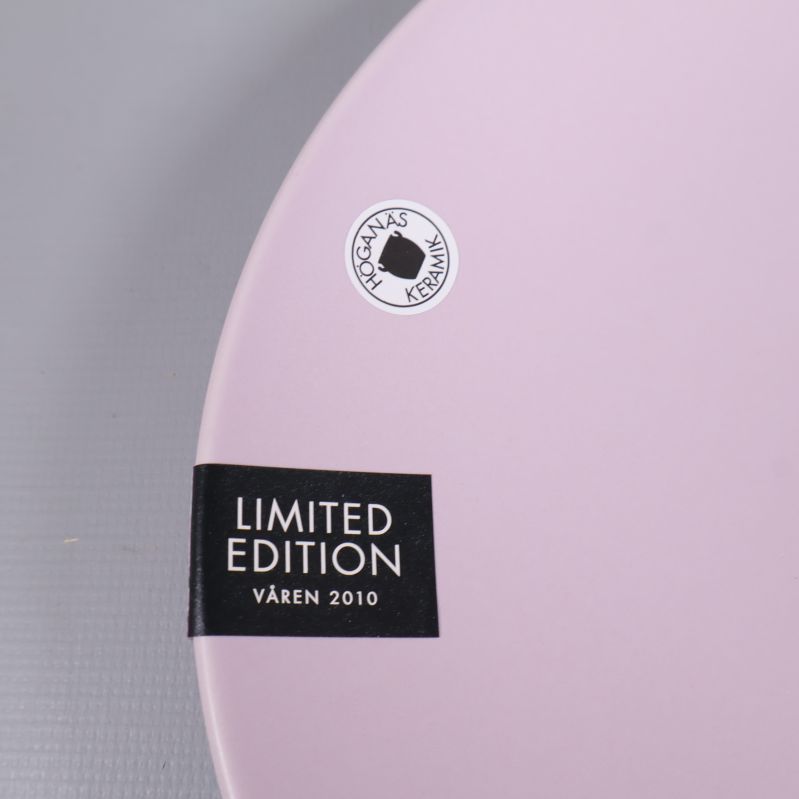 Närbild på märke Limited Edition våren 2010