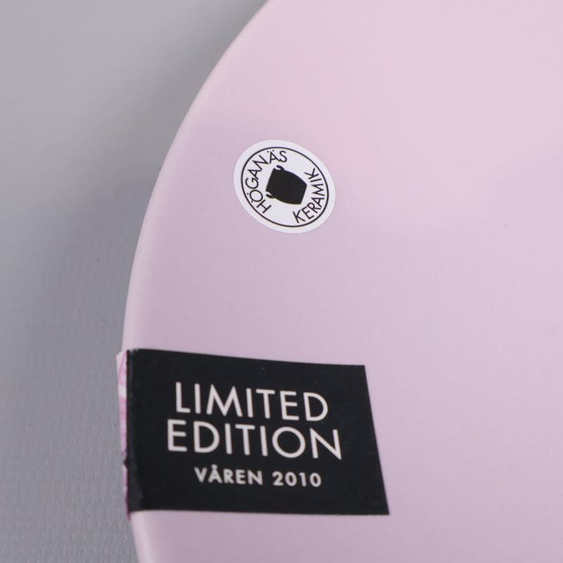 Närbild på assiett med limited edition och logotyp