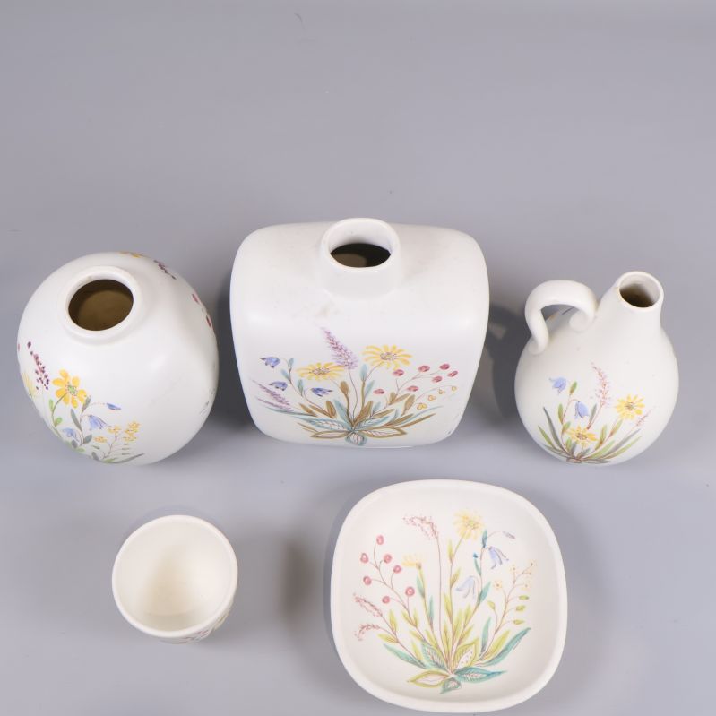 Vy ovanifrån på femdelat keramikset med blommotiv