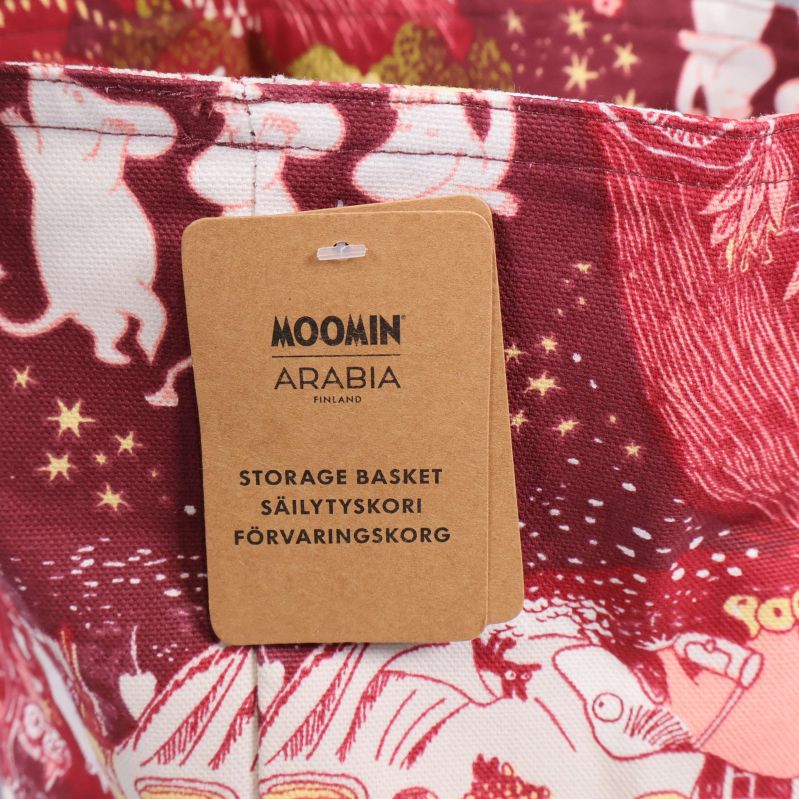 Etikett på tygkorg med Moomin Arabia och produktinformation