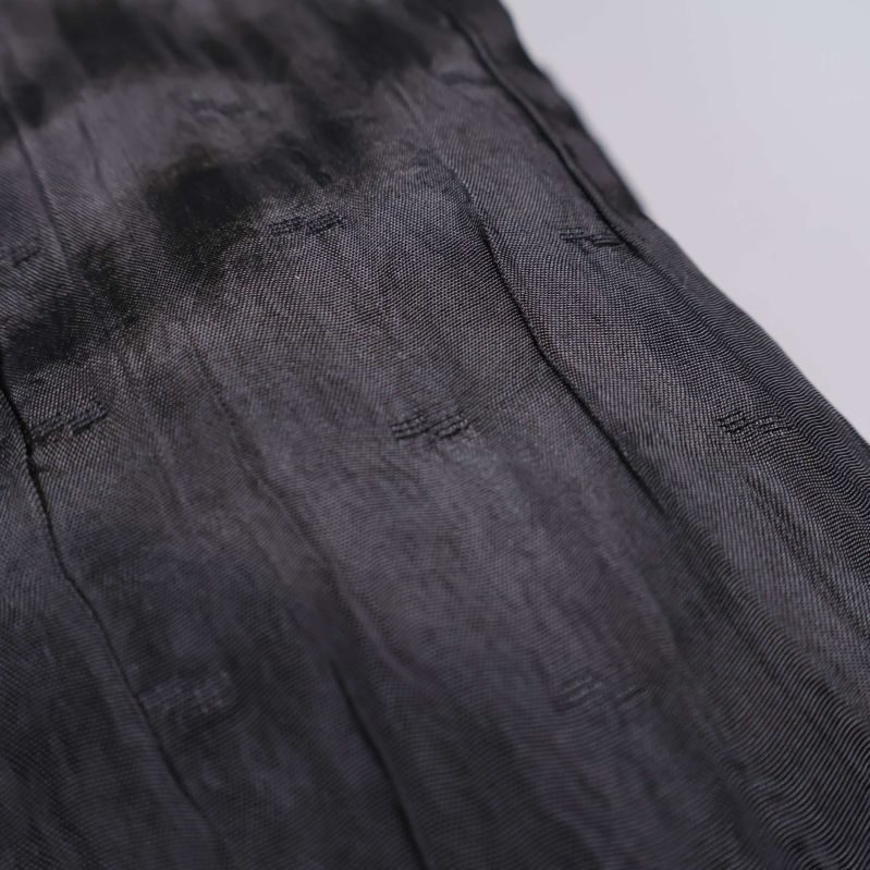 Närbild på plädens textil med diskret glans
