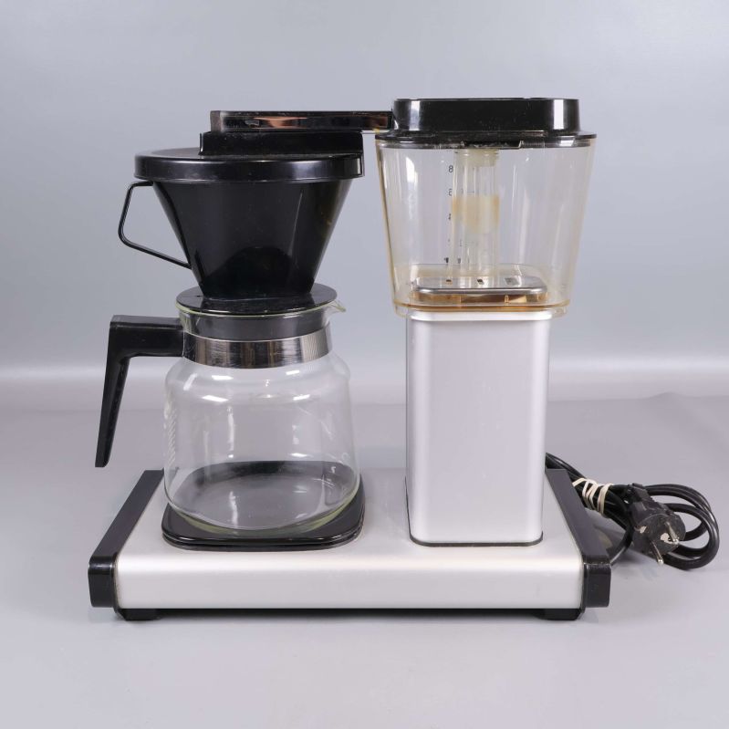 Baksidan av Moccamaster kaffebryggare med svart och vit design