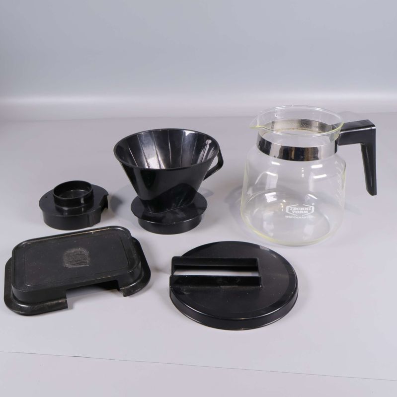 Alla lösa delar till kaffebryggaren upplagda tillsammans