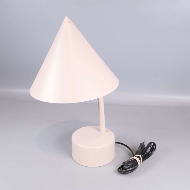 Bordslampa med konisk skärm i ljus färg