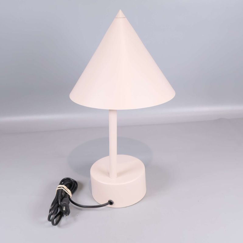 Baksidan av bordslampa med konisk skärm och sladd