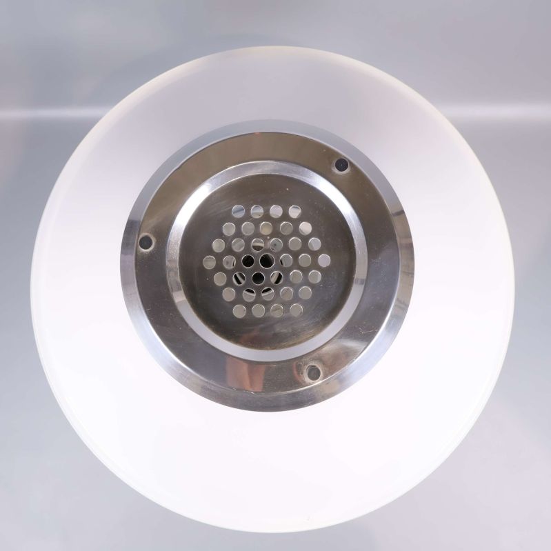 Vy ovanifrån över lampans skärm och metalltoppen