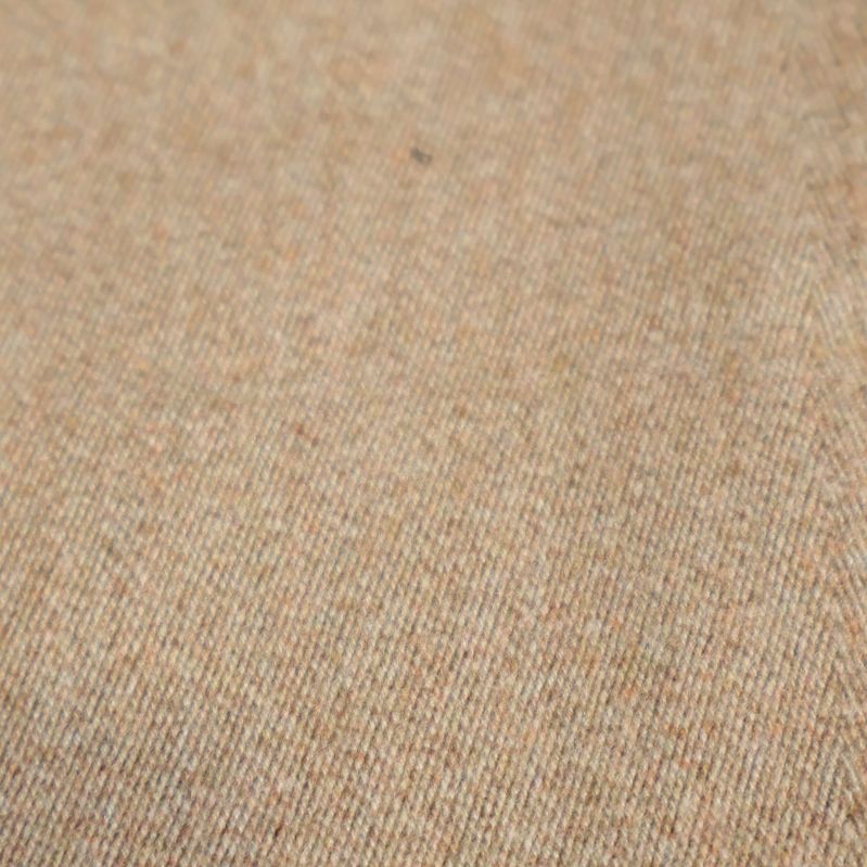 Närbild på undersidans ljusare beige ton