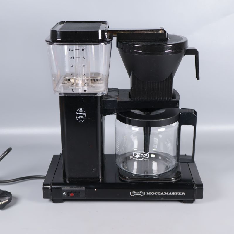 Kaffebryggare framifrån med synlig vattenbehållare och glaskanna