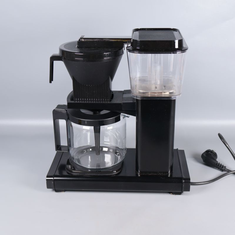 Kaffebryggare bakifrån med synlig vattenbehållare och elkabel