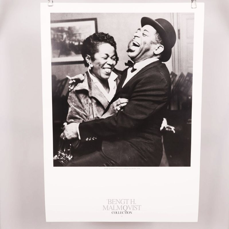 Svartvit fotoposter med Sarah Vaughan och Dizzy Gillespie skrattandes tillsammans