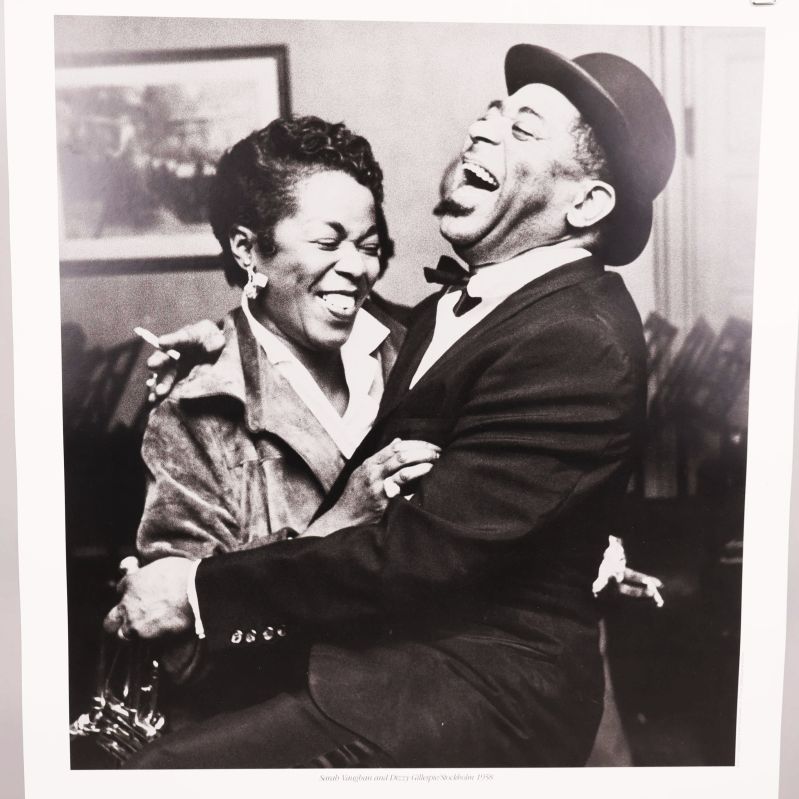 Närbild på leende Sarah Vaughan och Dizzy Gillespie i svartvitt