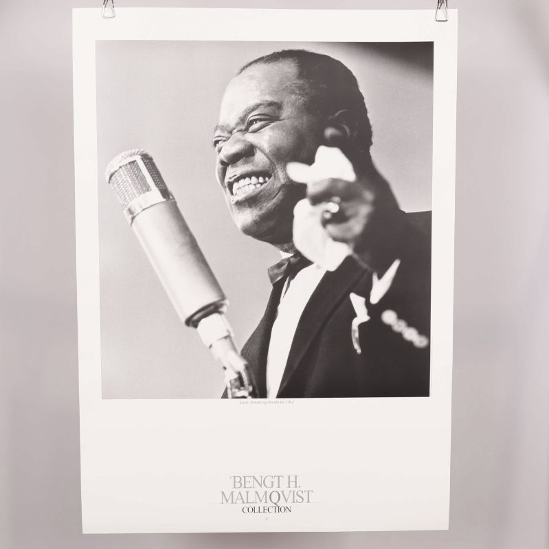 Svartvit poster med leende jazzartist och mikrofon
