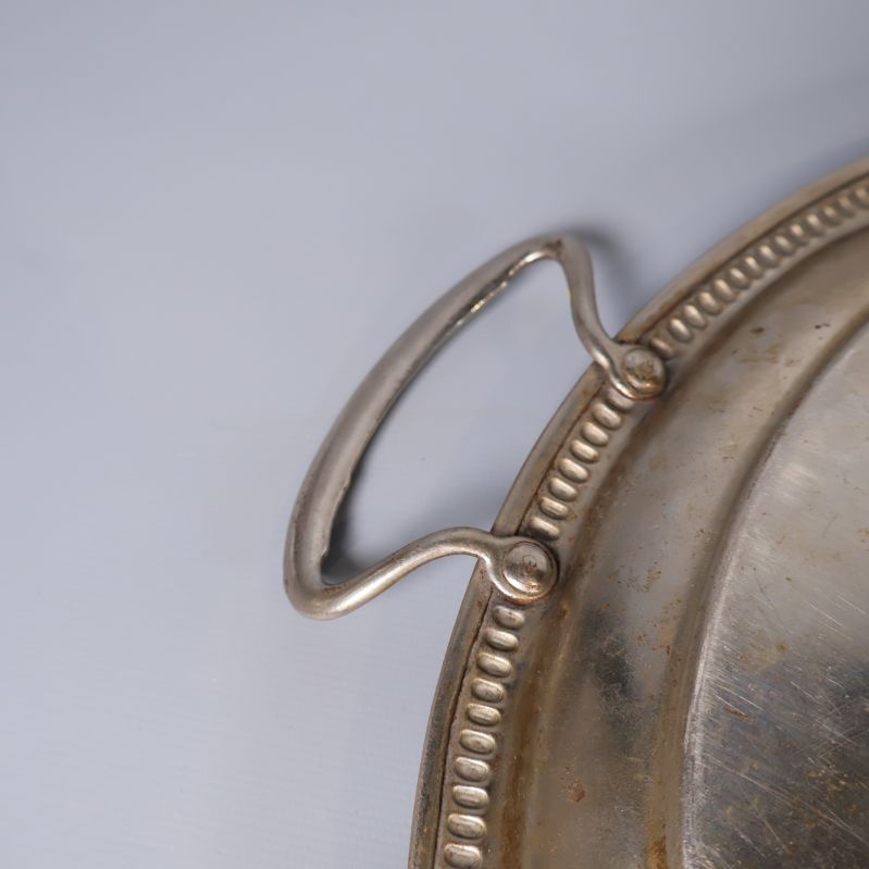 Närbild av handtag på brickans kortsida i metall
