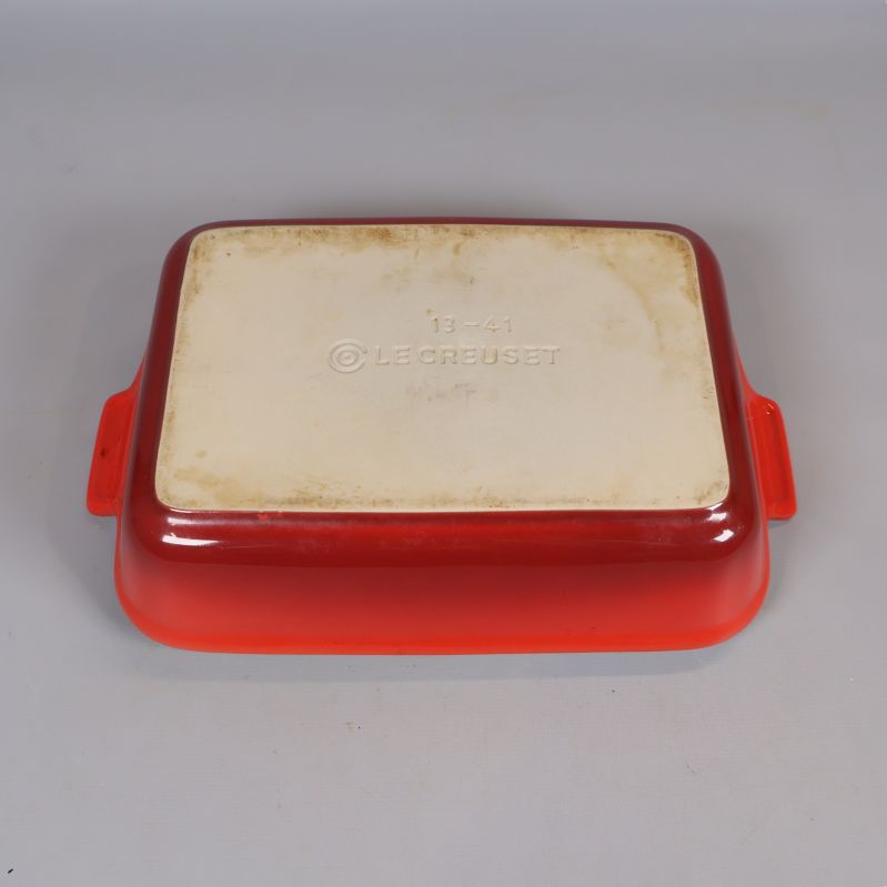 Undersidan av ugnsform med präglad Le Creuset-text