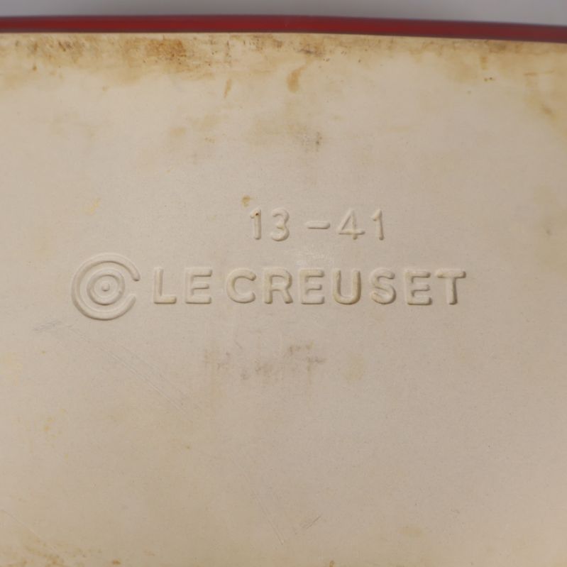 Närbild på Le Creuset-prägel och serienummer
