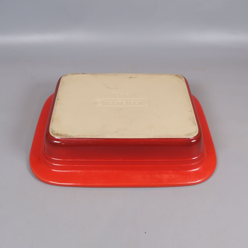 Ugnsformens undersida i rött med Le Creuset-logga