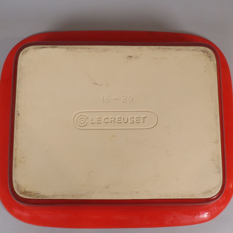 Närobild av formens undersida och Le Creuset-logga