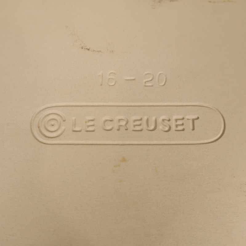Närbild på Le Creuset-stämpel och storleksmarkering