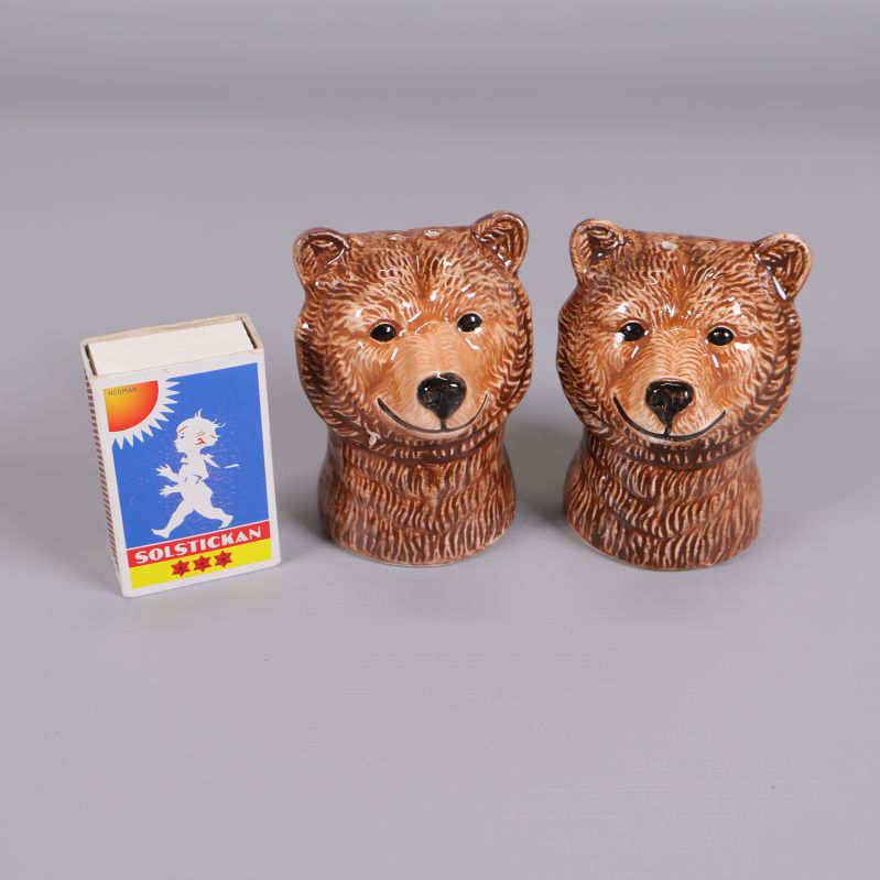 Salt- och pepparkar i björnform bredvid tändsticksask