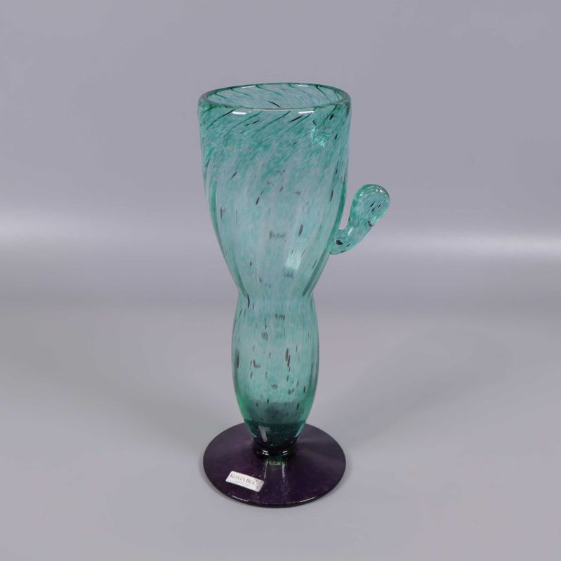 Grön glasvas med lila fot och spiralstruktur