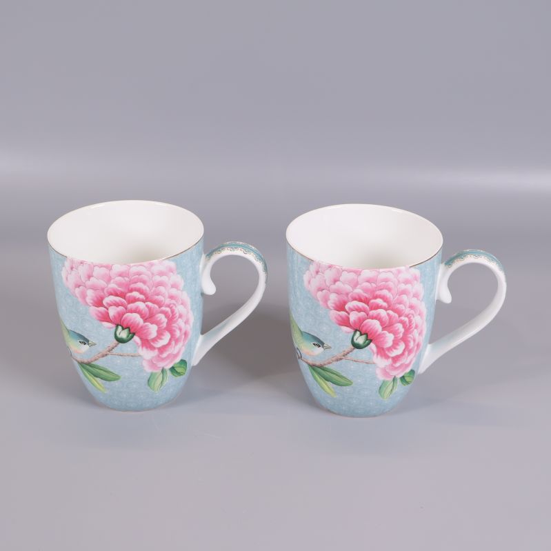 Muggar med stora rosa blommor och fågelmotiv