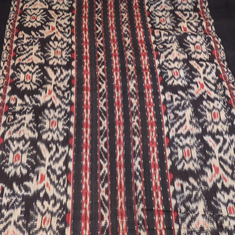 Närbild på sjalens mittparti med traditionellt motiv