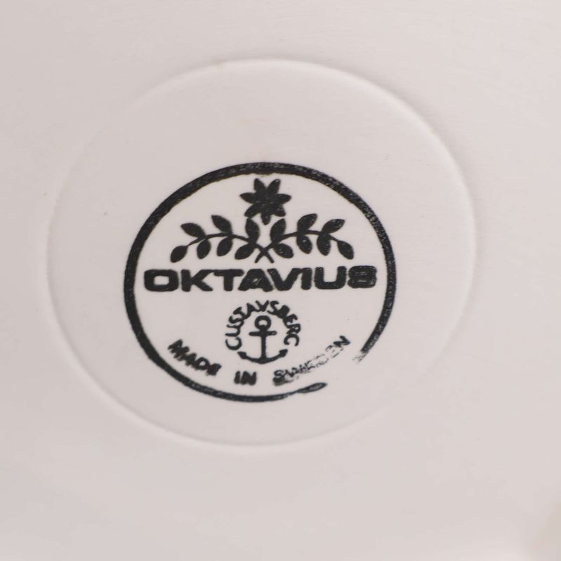 Närbild av stämpel med texten Oktavius Gustavsberg