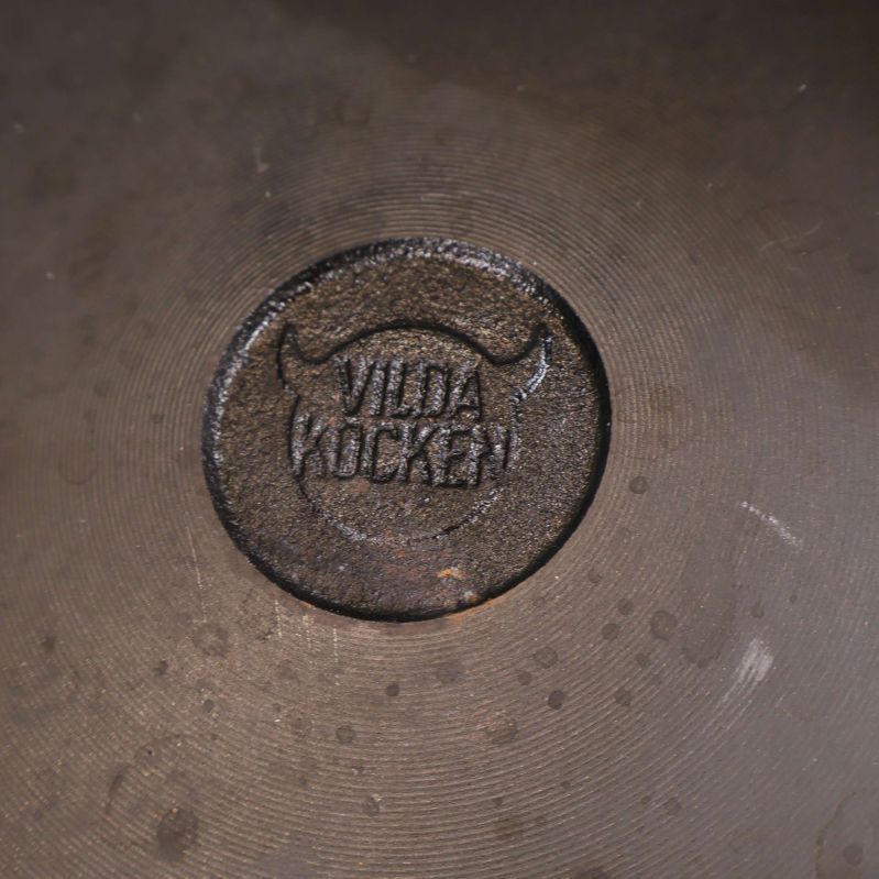 Gjutjärnsstämpel Vilda Kocken på stekpannans undersida