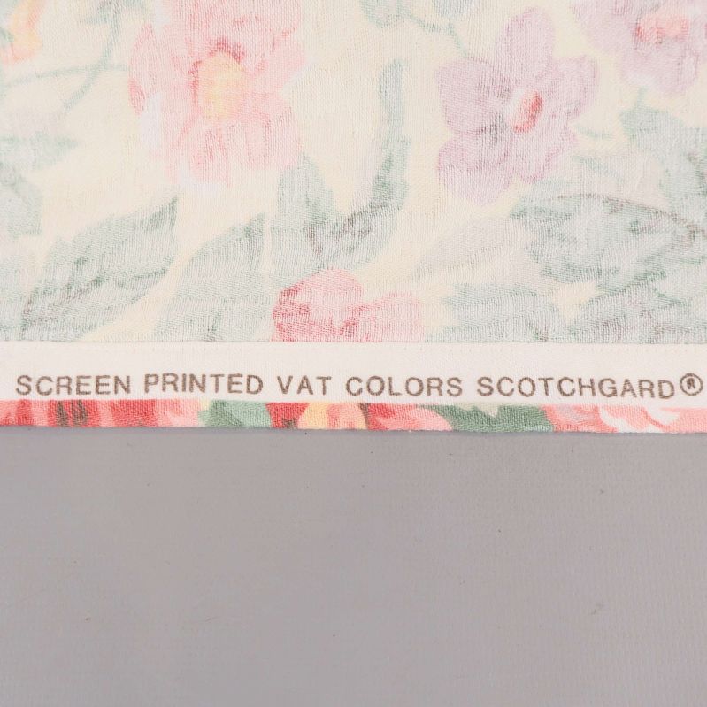 Text på tygkanten: Screen printed vat colors Scotchgard