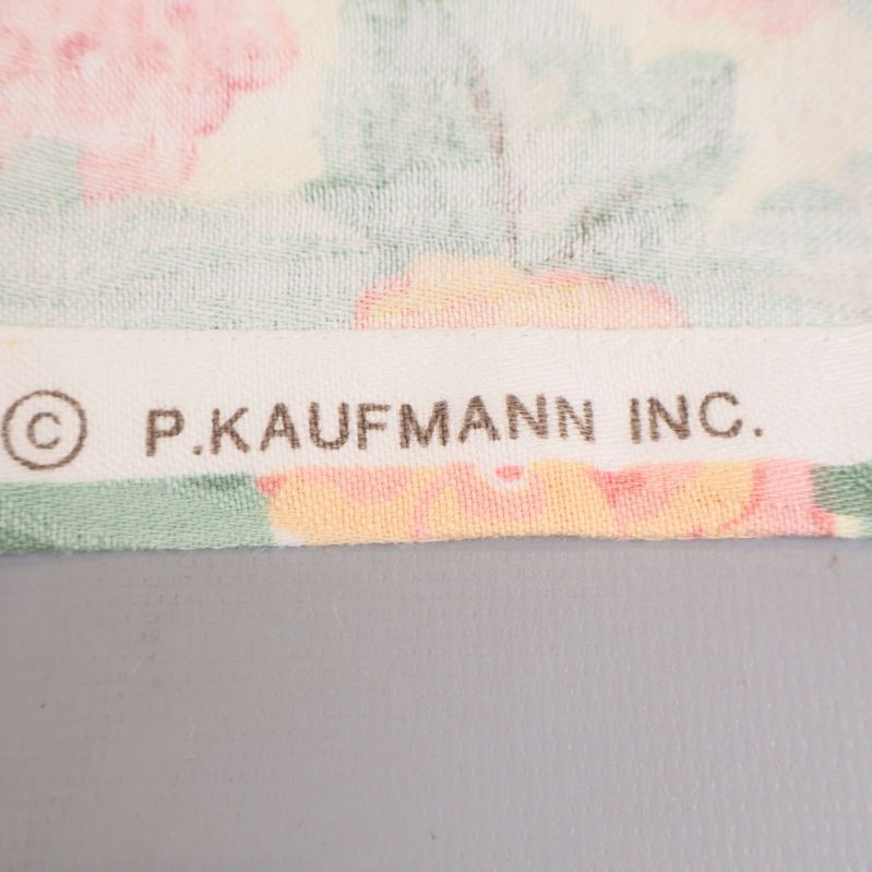Text på tygkanten: P. Kaufmann Inc.