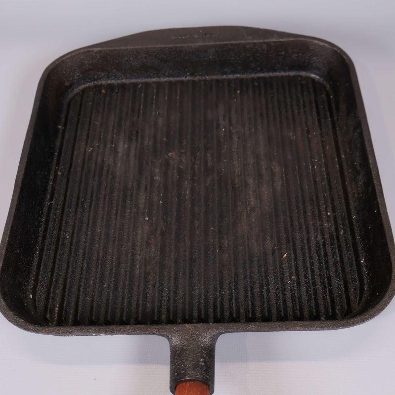 Detaljerad närbild på grillpannans räfflade insida